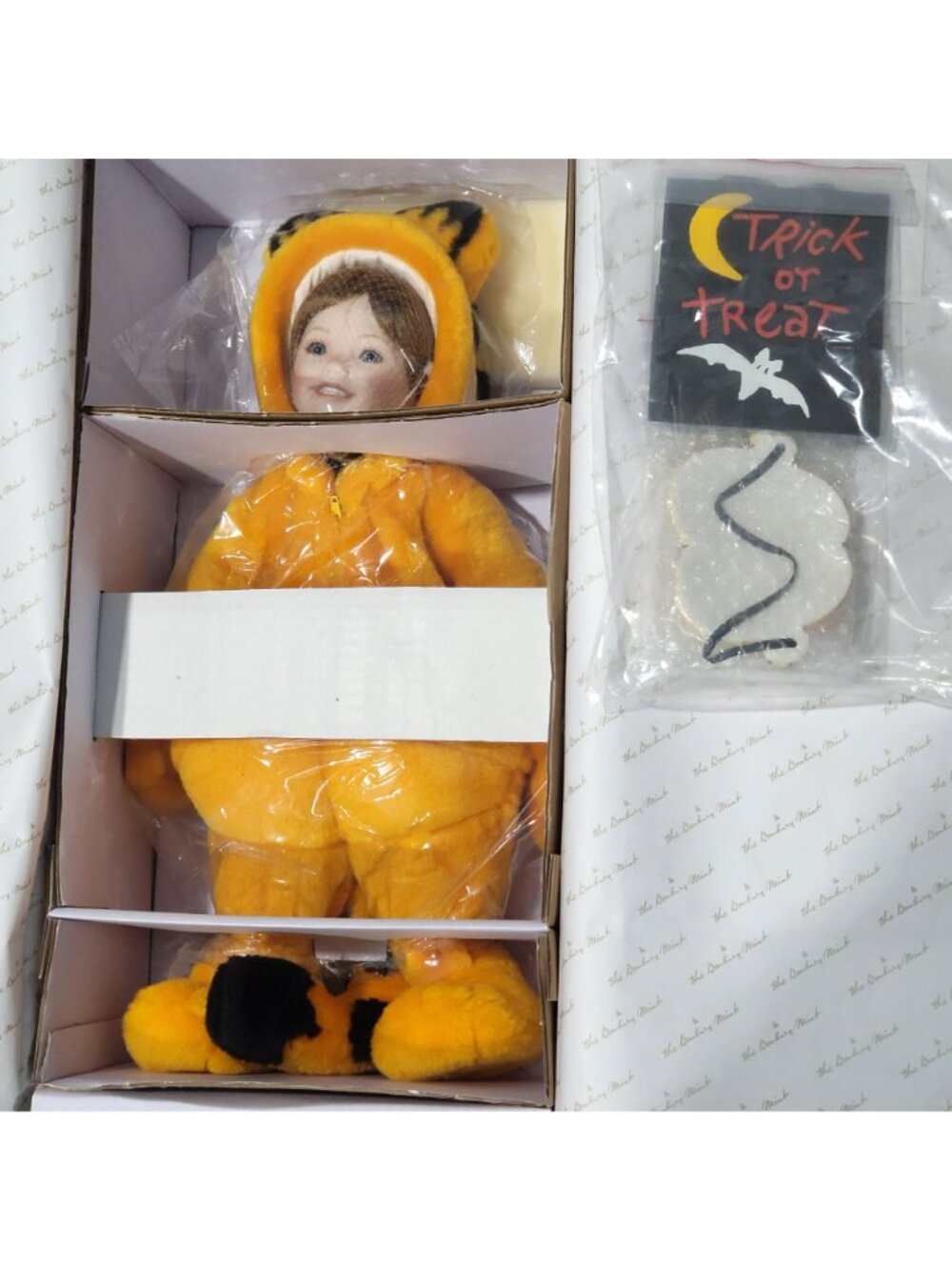 Danbury Mint Trick or Treat Garfield Porcelain Doll 1996 NIB - Picture 8 of 11